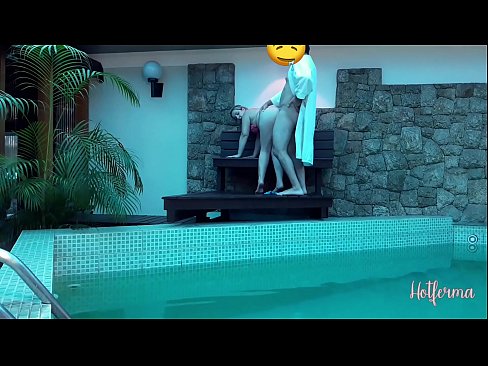 ❤️ Boss uzaicina kalponi uz baseinu, bet nevarēja pretoties karstu ❤❌ Anāls video pie mums